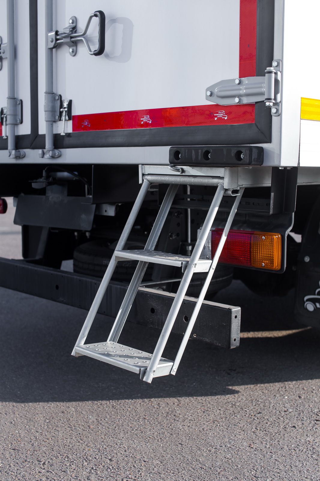 Промтоварный фургон HINO 300 3,5 т | Шасси XZU